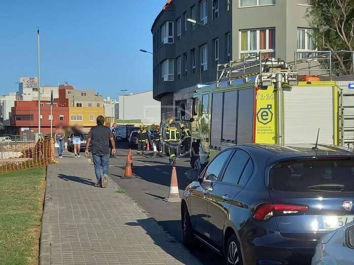 Bomberos y agentes de la Policía Local en la calle de Ajodar/TA.